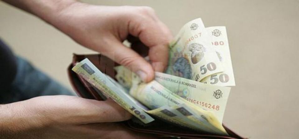 Păgubitul i-a dat 650 de lei unui individ care s-a recomandat a fi șef de secție în spital Păgubitul i-a dat 650 de lei unui individ care s-a recomandat a fi șef de secție în spital