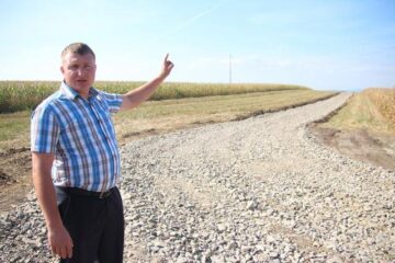 Primarul Mihai Senic, arătând drumul amenajat pentru ca mașinile cu gunoi să nu mai treacă prin sat