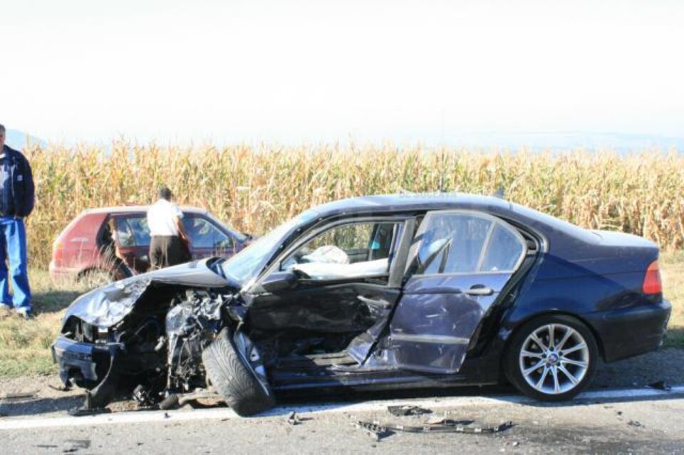 Accident cu trei mașini implicate, pe E 85, la Dărmănești