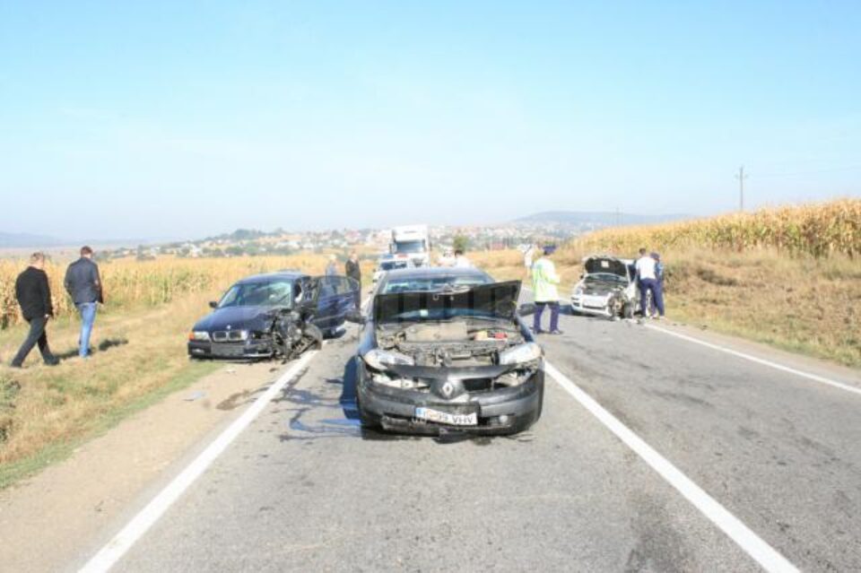 Accident cu trei mașini implicate, pe E 85, la Dărmănești