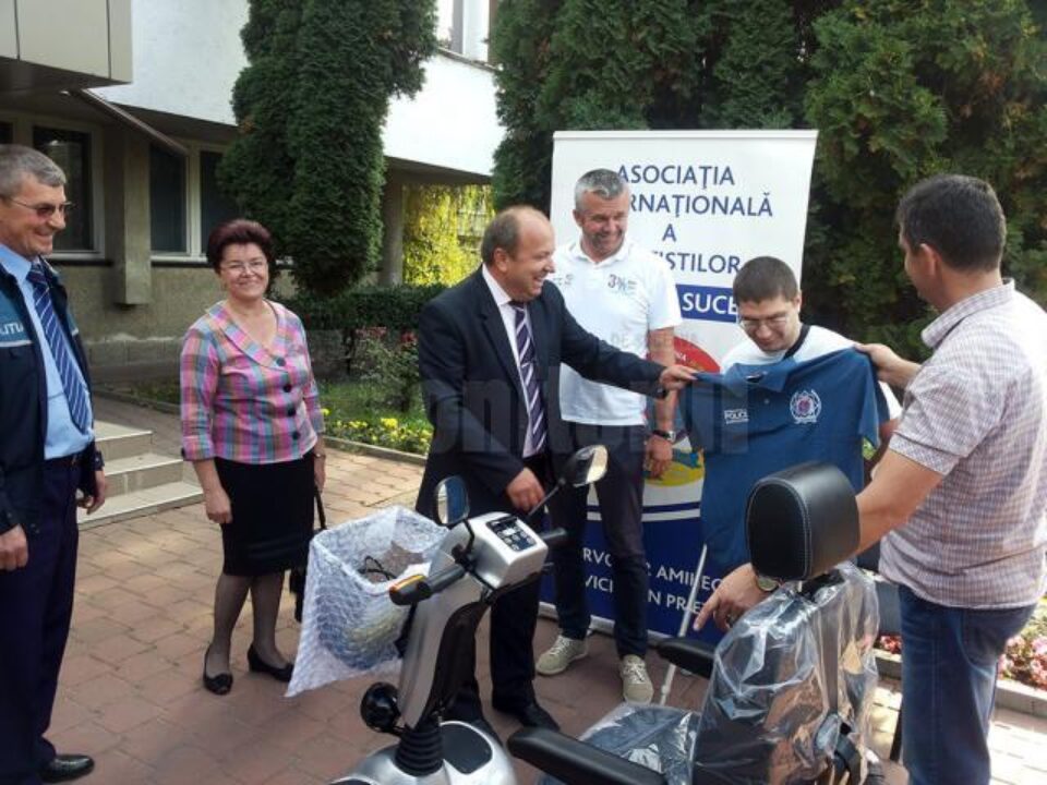 Asociația Internațională a Polițiștilor, Regiunea 1 Suceava, a achiziționat și donat unui tânăr care are grave probleme locomotorii, un modul de deplasare profesional