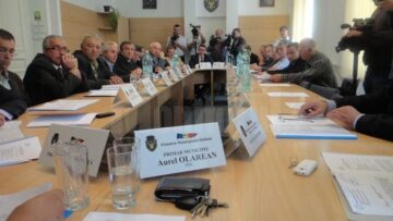 Atmosfera ședinței extraordinare de ieri a deliberativului rădăuțean a fost destul de încărcată încă de la startul ședinței, știut fiind faptul că primarul Aurel Olărean a fost arestat preventiv la finele săptămânii trecute