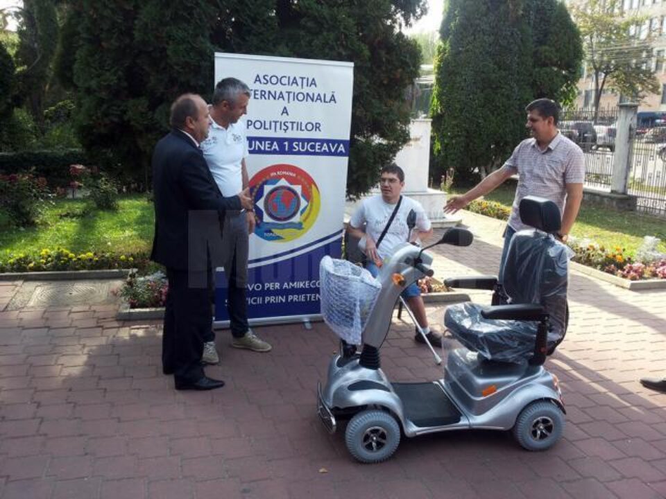 Asociația Internațională a Polițiștilor, Regiunea 1 Suceava, a achiziționat și donat unui tânăr care are grave probleme locomotorii, un modul de deplasare profesional