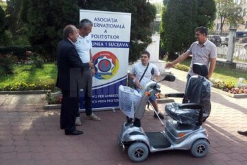 Asociația Internațională a Polițiștilor, Regiunea 1 Suceava, a achiziționat și donat unui tânăr care are grave probleme locomotorii, un modul de deplasare profesional