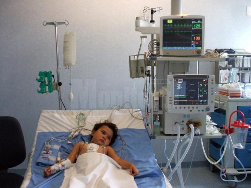 Recuperarea postoperatorie a micuței Rebeca decurge fără probleme