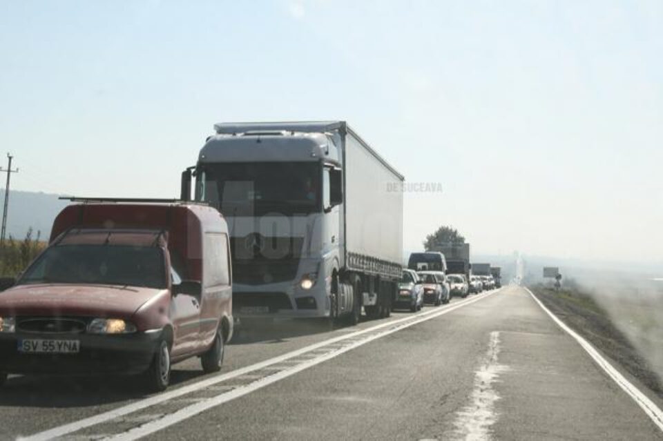 În urma accidentului, traficul rutier de pe DN 2 a fost paralizat în jur de o oră