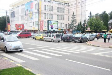 Șapte șoferi au rămas fără permisele de conducere pentru că nu au acordat prioritate persoanelor care erau angajate regulamentar în traversarea drumului