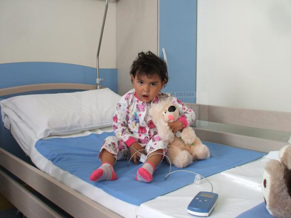 Recuperarea postoperatorie a micuței Rebeca decurge fără probleme