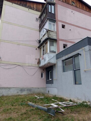 Explozie într-un bloc, provocată intenționat de un necunoscut care a fugit cu hainele cuprinse de flăcări