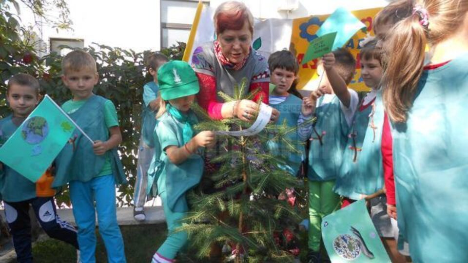 Peste 50 de preșcolari au plantat copaci în curtea grădiniței ,,Așchiuță”