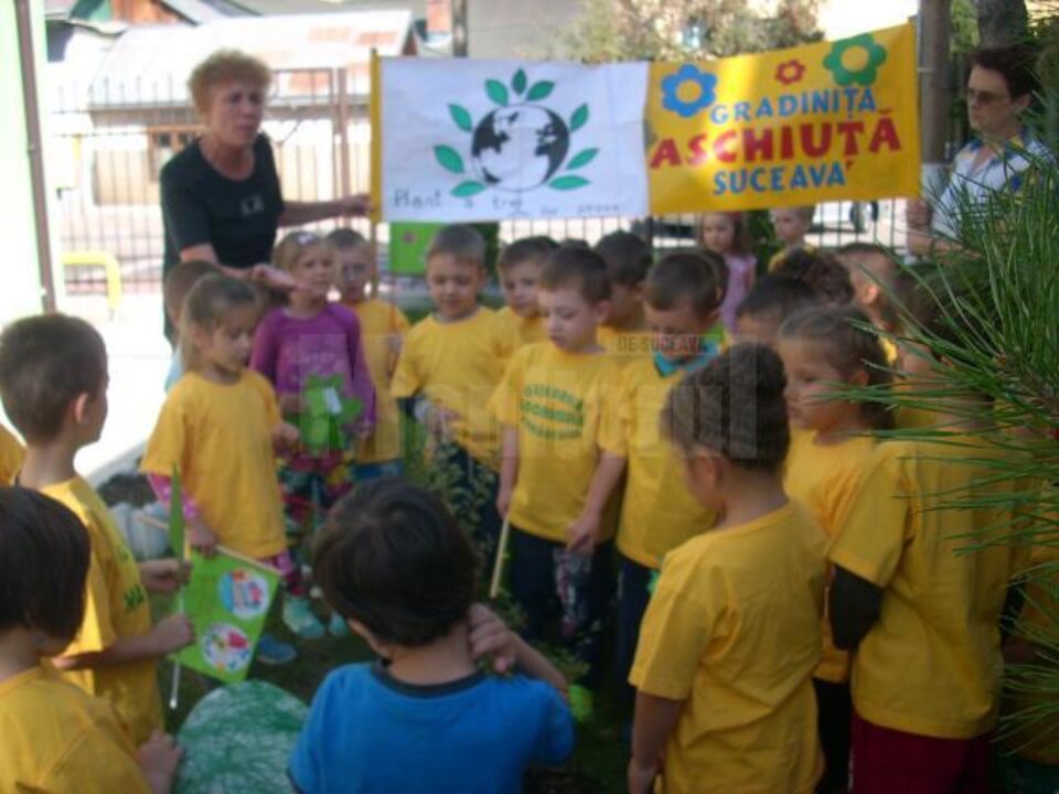 Peste 50 de preșcolari au plantat copaci în curtea grădiniței ,,Așchiuță”