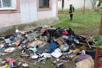 Imagini de a doua zi de lângă blocul în care s-a petrecut nenorocirea