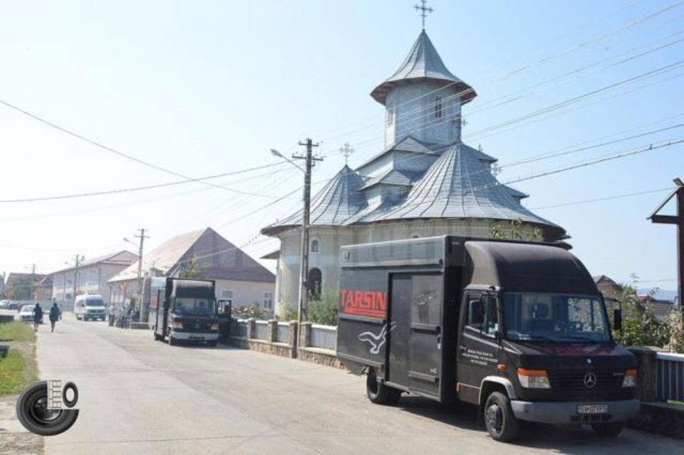 Două camioane cu ajutoare strânse de comunitatea din Marginea au plecat spre centrul de la Dresca