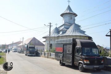 Două camioane cu ajutoare strânse de comunitatea din Marginea au plecat spre centrul de la Dresca