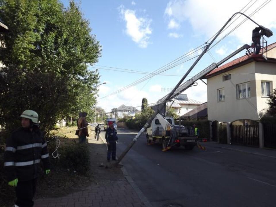 Stâlp de iluminat, doborât de vânt pe strada Mărășești