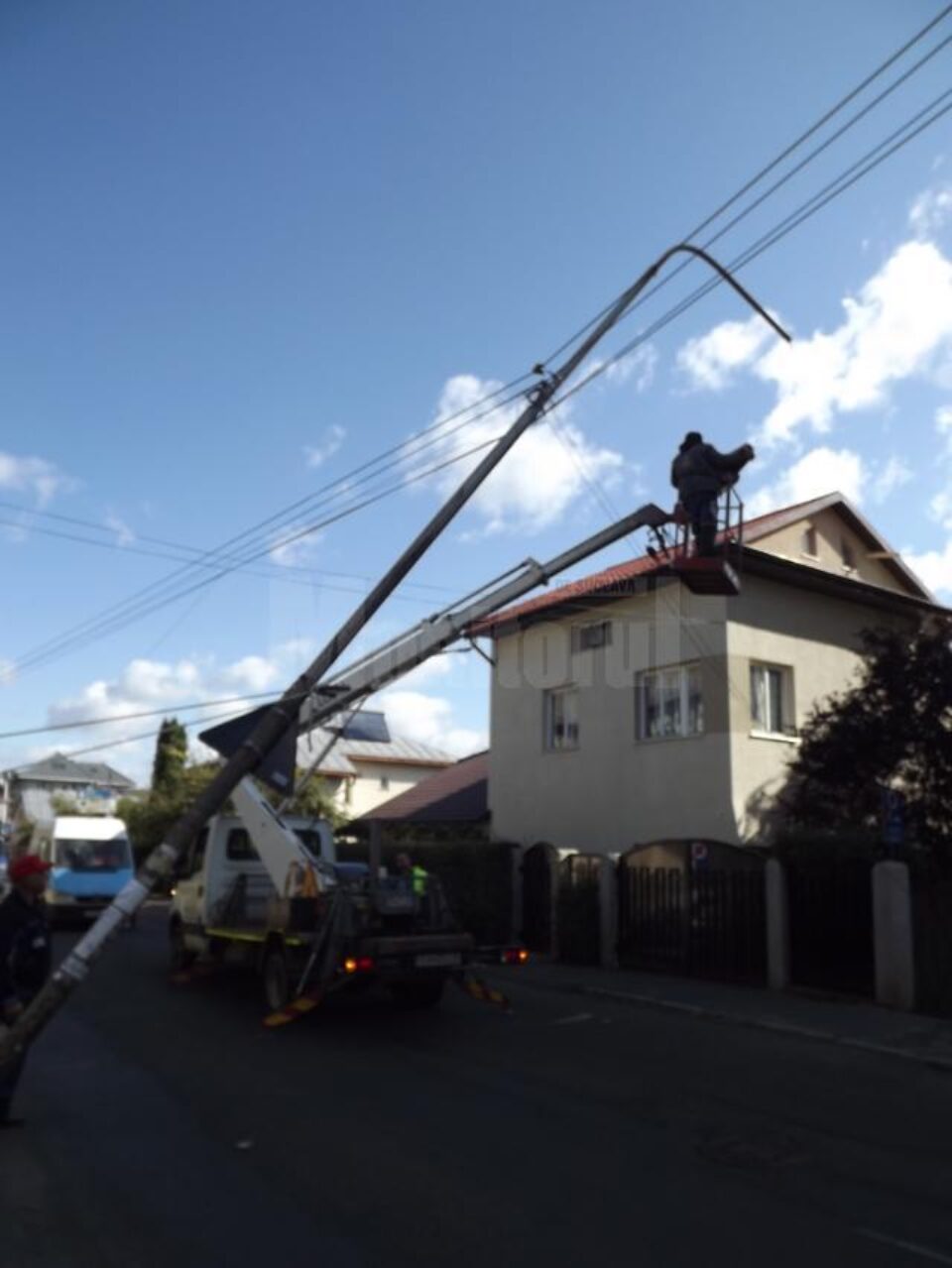 Stâlp de iluminat, doborât de vânt pe strada Mărășești