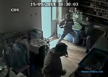 În imaginile surprinse în magazin se vede că agresorul vizează zonele vitale ale victimei