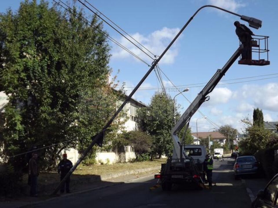 Stâlpul s-a prăbușit peste cablurile de internet, telefonie și televiziune