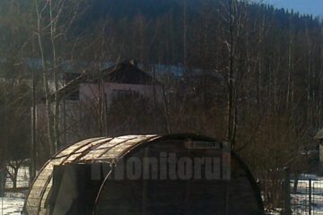 Baraca improvizată din curtea poliției în care vor fi, din nou, depozitate lemnele