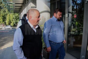 Nicolae Chiriac (stânga) și președintele Asociației „Ciobănașul”, Neculai Nistor, cărora li s-a pus sechestre asigurătorii pe mai multe vile, apartamente și terenuri