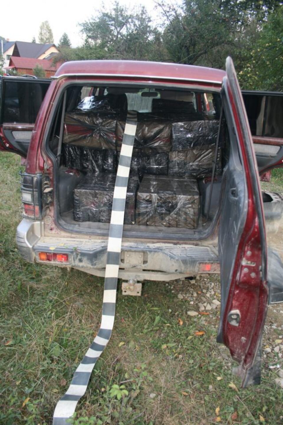 Mașina de teren plină de țigări de contrabandă