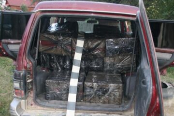 Mașina de teren plină de țigări de contrabandă