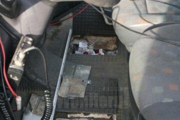 Țigări de contrabandă, găsite în podeaua unui microbuz