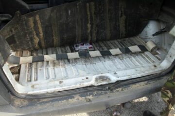 Polițiștii de frontieră au reținut aproape 11 mii de pachete de țigări și două autoturisme implicate în acțiuni de contrabandă