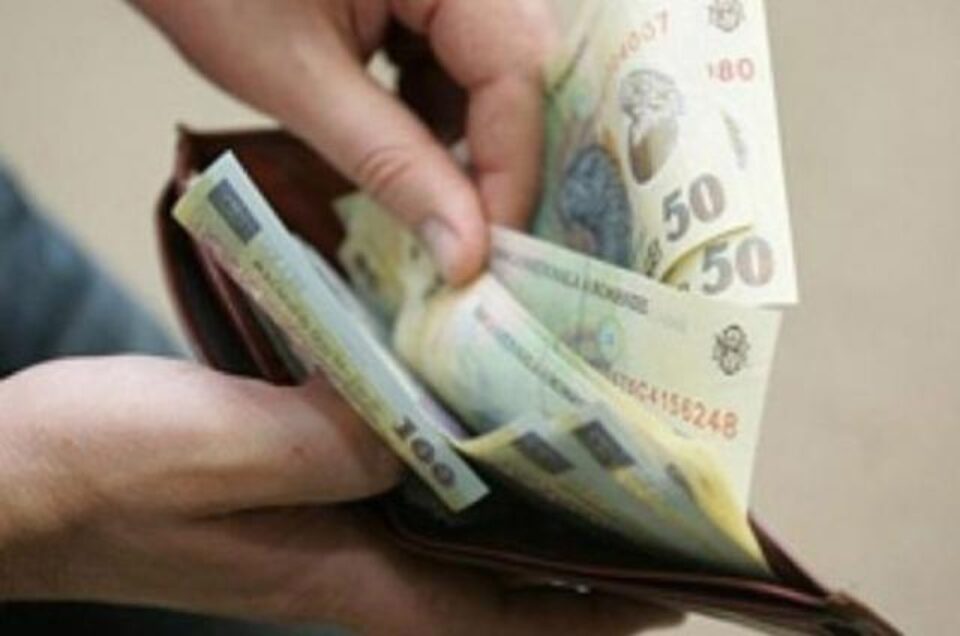 Unui bătrân în vârstă de 78 de ani i-au fost furate toate economiile din casă. Foto: ziarullumina.ro Unui bătrân în vârstă de 78 de ani i-au fost furate toate economiile din casă. Foto: ziarullumina.ro