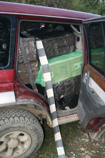 Polițiștii de frontieră au reținut aproape 11 mii de pachete de țigări și două autoturisme implicate în acțiuni de contrabandă