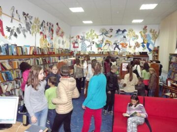 Tinerii participanți la Nocturna Bibliotecilor au descoperit numeroase cărți pe placul lor