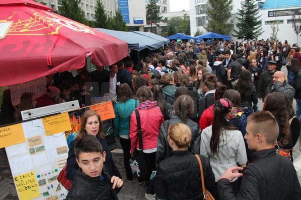 Sute de suceveni, majoritatea dintre ei tineri, au fost atrași de ideea de a experimenta știința într-un mod amuzant și au participat vineri seară la Noaptea Cercetătorilor