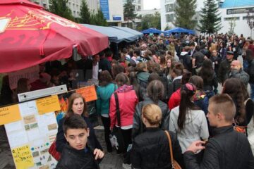 Sute de suceveni, majoritatea dintre ei tineri, au fost atrași de ideea de a experimenta știința într-un mod amuzant și au participat vineri seară la Noaptea Cercetătorilor