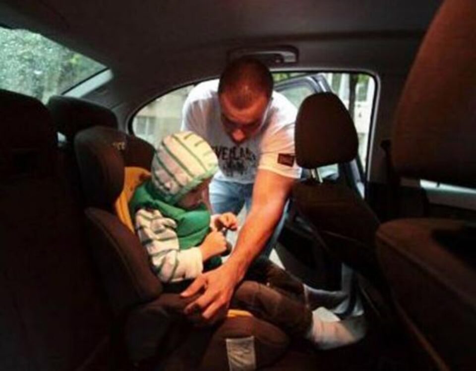 Scaunul special pentru copiii până la 3 ani devine obligatoriu în mașină, iar minorii între 3 și 12 ani sunt obligați să aibă centura pusă. Foto: novatv.ro Scaunul special pentru copiii până la 3 ani devine obligatoriu în mașină, iar minorii între 3 și 12 ani sunt obligați să aibă centura pusă. Foto: novatv.ro