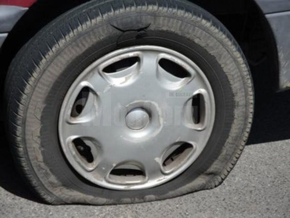 Și-au găsit mașinile parcate în fața blocului cu o parte din cauciucuri tăiate