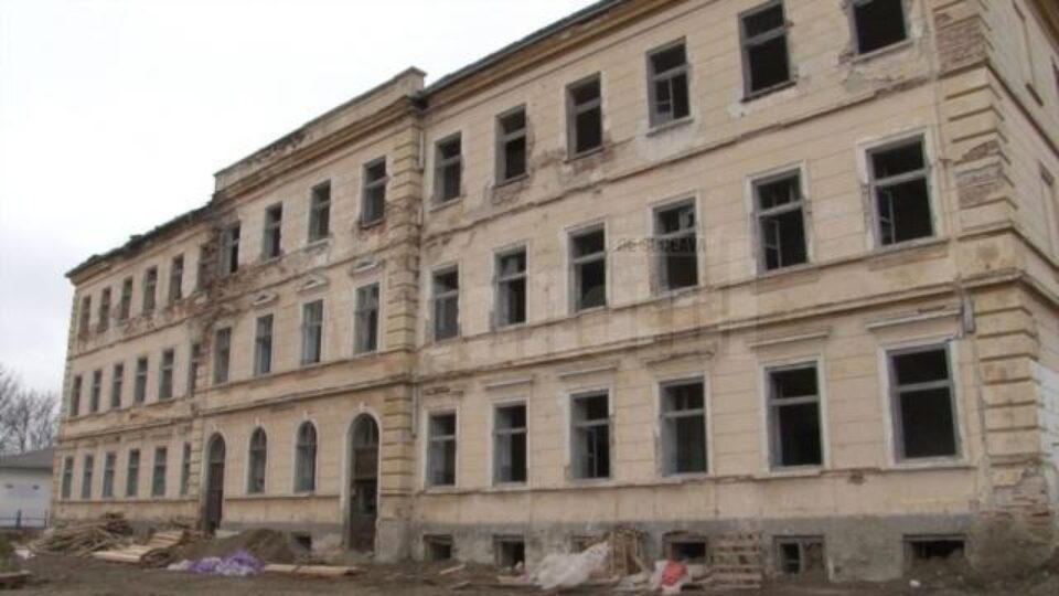 Clădirea în care a funcționat „orfelinatul groazei” din Siret va fi demolată