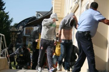 Zeci de suceveni cercetați penal pentru diferite infracțiuni și-au „negociat” pedepsele direct în birourile procurorilor care îi cercetau, în prezența avocaților