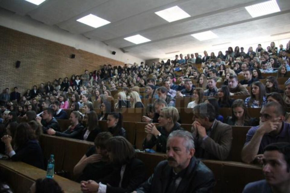 Taxele pentru un an de studiu pentru învățământul cu taxă la licență sunt cuprinse între 2.000 și 4.000 de lei