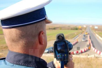 Imaginea de înaltă rezoluție permite identificarea mărcii vehiculului, numărului de înmatriculare și, în condițiile favorabile, a feței conducătorului auto