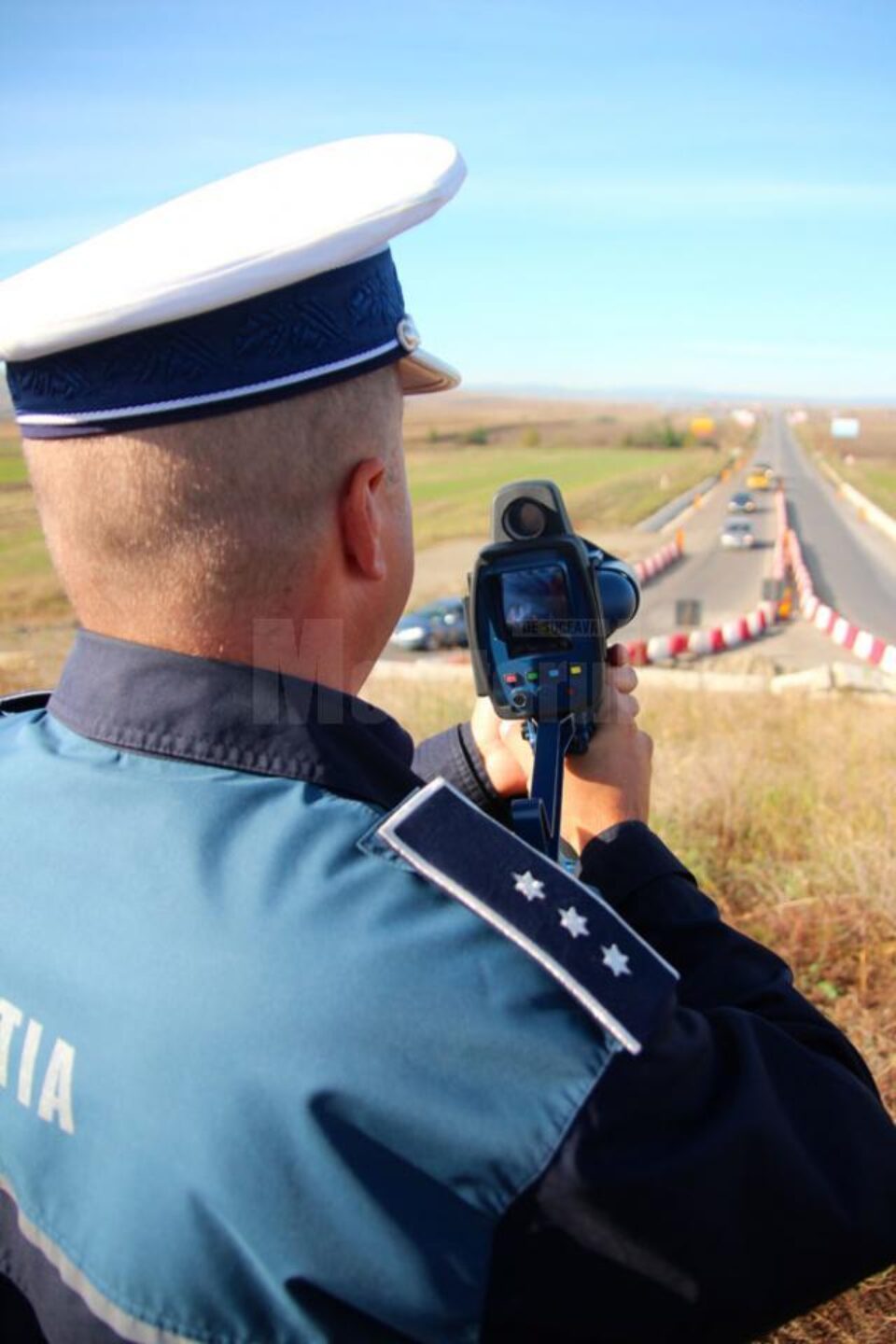 Imaginea de înaltă rezoluție permite identificarea mărcii vehiculului, numărului de înmatriculare și, în condițiile favorabile, a feței conducătorului auto