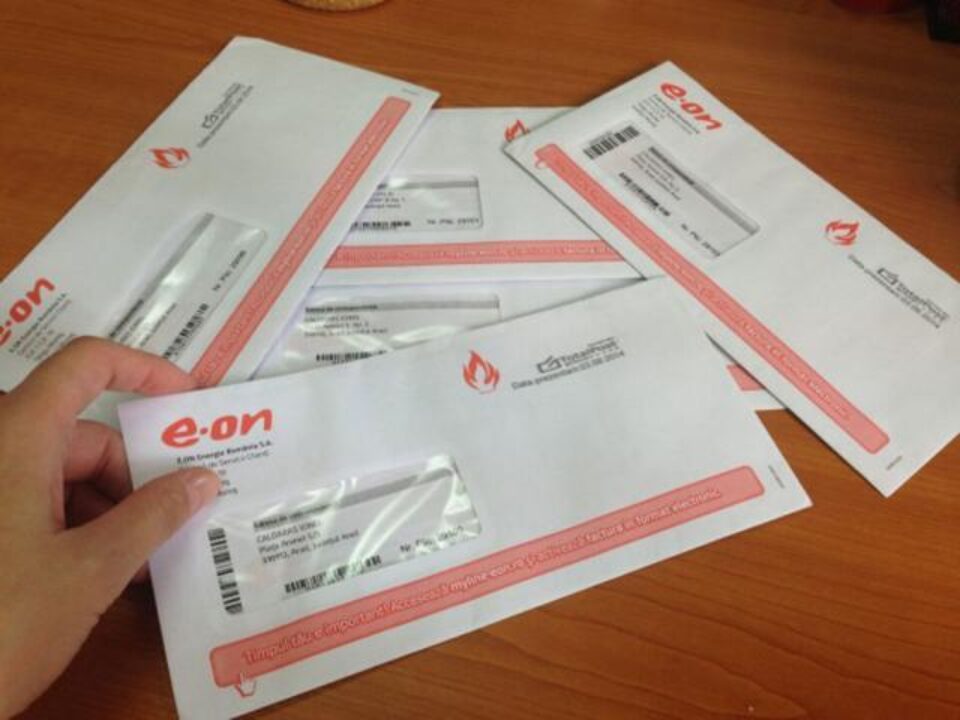 Oamenii se plâng că nu le-au ajuns facturile la timp sau le-au „cules” de prin curțile vecinilor, vinovată, în opinia lor, fiind firma de servicii poștale Total Post Foto: aradon.ro Oamenii se plâng că nu le-au ajuns facturile la timp sau le-au „cules” de prin curțile vecinilor, vinovată, în opinia lor, fiind firma de servicii poștale Total Post Foto: aradon.ro