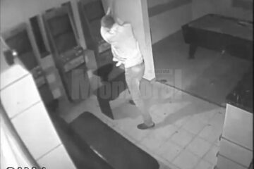 Filmat în timp ce distrugea aparatele electronice din barul de la parterul uneia dintre case