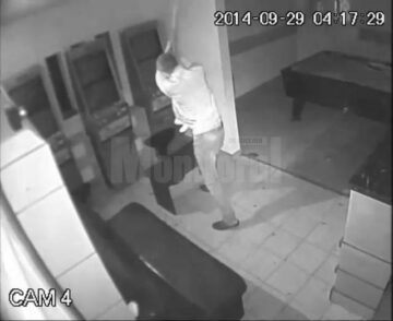 Filmat în timp ce distrugea aparatele electronice din barul de la parterul uneia dintre case