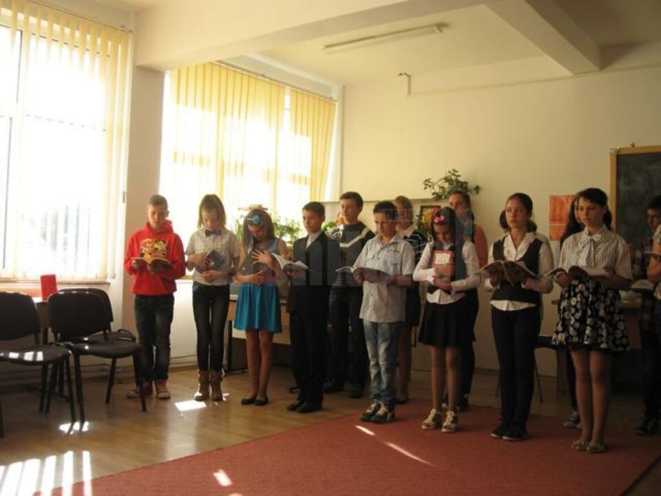 Elevii școlii din Berchișești le-au pregătit oaspeților un mic program artistic
