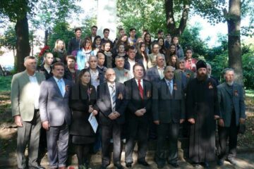 Participanți la evenimentul comemorativ în Cimitirul ostașilor sovietici din municipiul Fălticeni