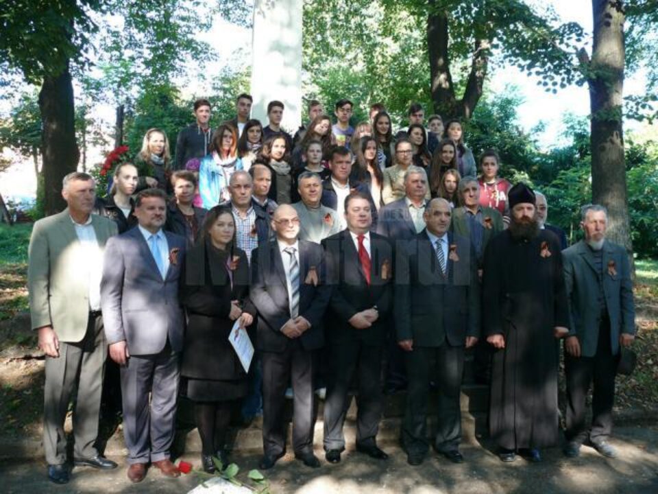 Participanți la evenimentul comemorativ în Cimitirul ostașilor sovietici din municipiul Fălticeni