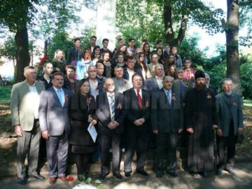 Participanți la evenimentul comemorativ în Cimitirul ostașilor sovietici din municipiul Fălticeni