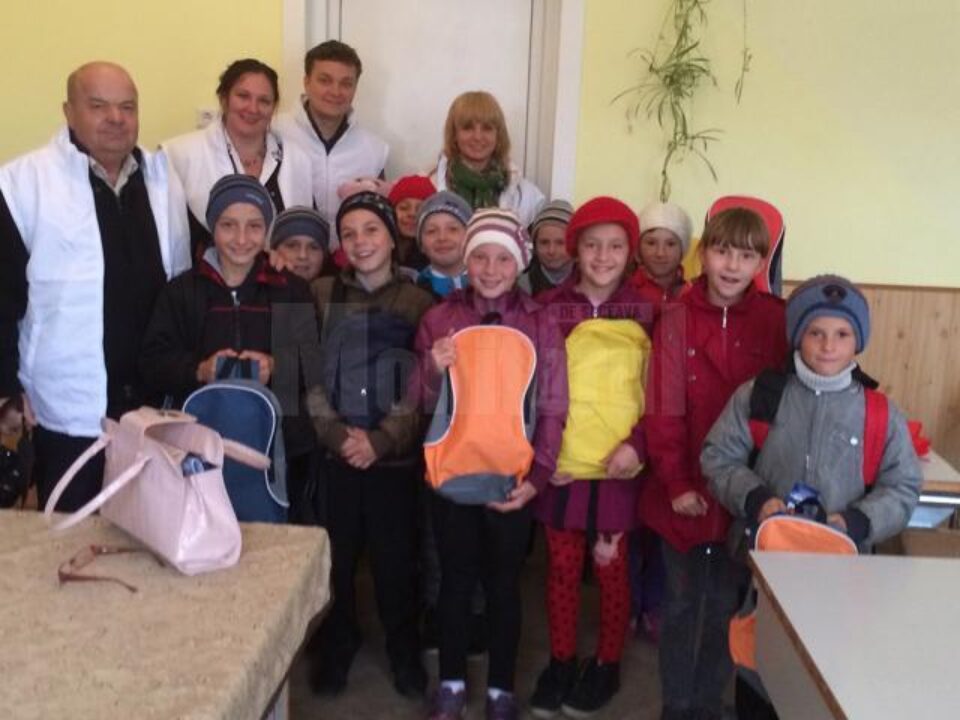40 de copii au primit ghiozdane și rechizite oferite de Elena Udrea