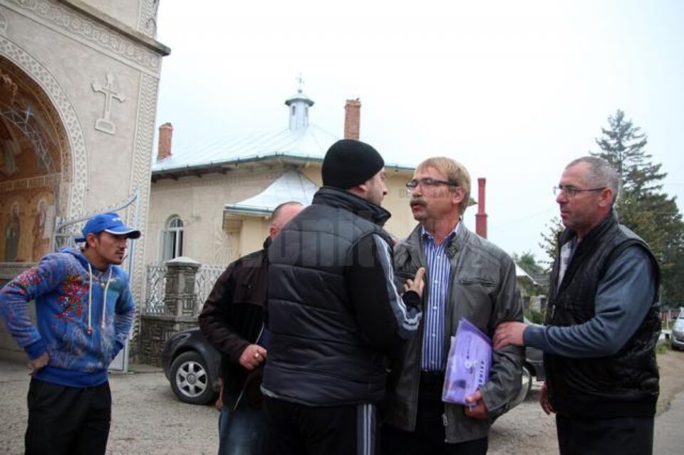 Mihai Stăuceanu, înconjurat de susținătorii preotului, cel mai virulent fiind chiar fiul său, și el preot