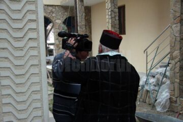 Cameramanul a fost împins și agresat de preot